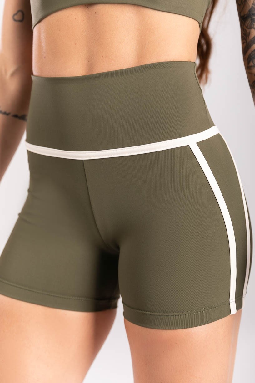 K3967-B_Short_com_Detalhe_em_Vivo_no_Cos_e_nas_Laterais_Verde_Militar__Off-White__Ref:_K3967-B