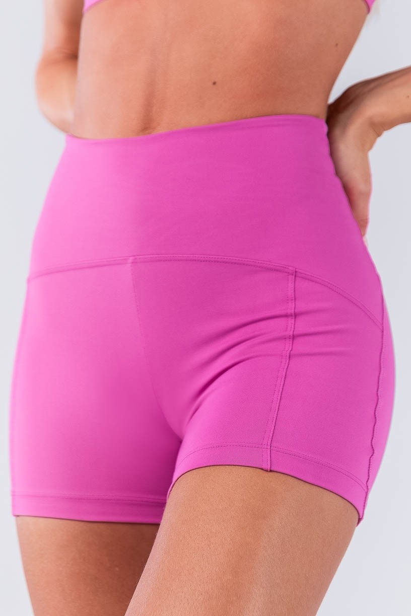 Short com Recortes e Cós Diferenciado (Rosa Fúcsia) | Ref: K4480-A