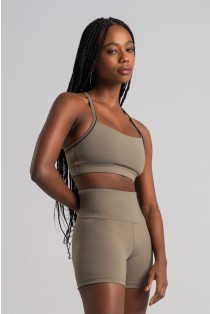 Short com Bolso no Cós e Vivo Contrastante (Oliva / Preto) | Ref: K4838-A