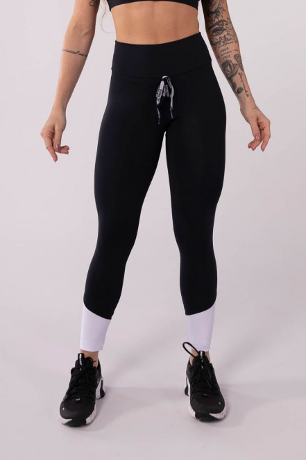 K3582-A_Calca_Legging_com_Recorte_Triangular_Preto__Branco__Ref:_K3582-A