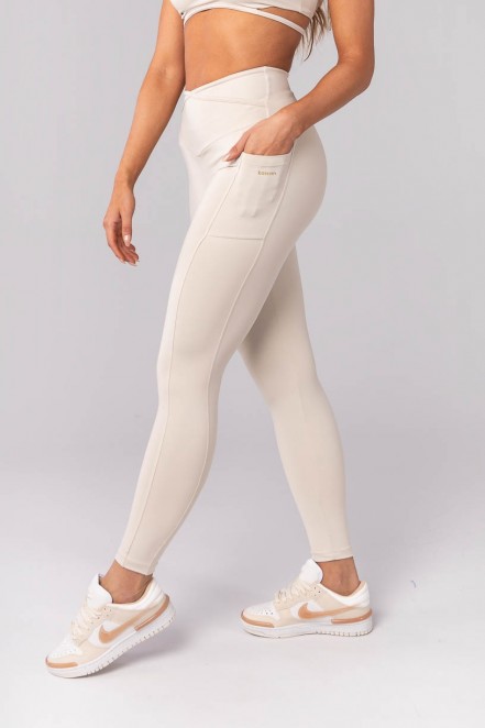 K4149-A_Calca_Legging_com_Bolsos_e_Chapado_Cruzado_na_Cintura_Bege__Ref:_K4149-A
