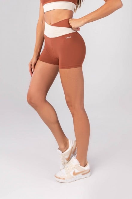 K4174-A_Short_com_Cos_Transpassado_Bicolor_Marrom__Off-White__Ref:_K4174-A