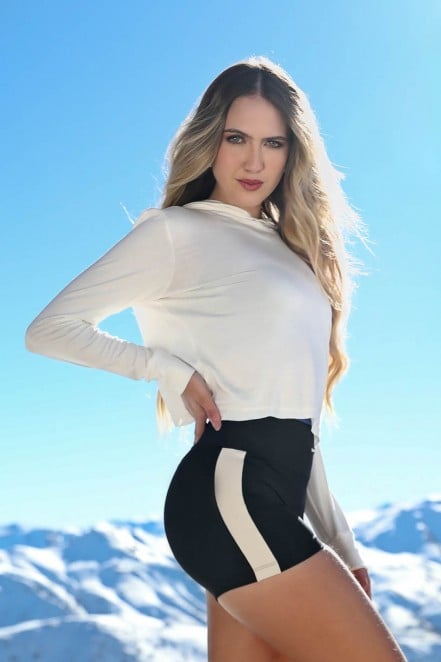 Blusa com Capuz e Transpasse nas Costas (Off-White) | Ref: K4226-B