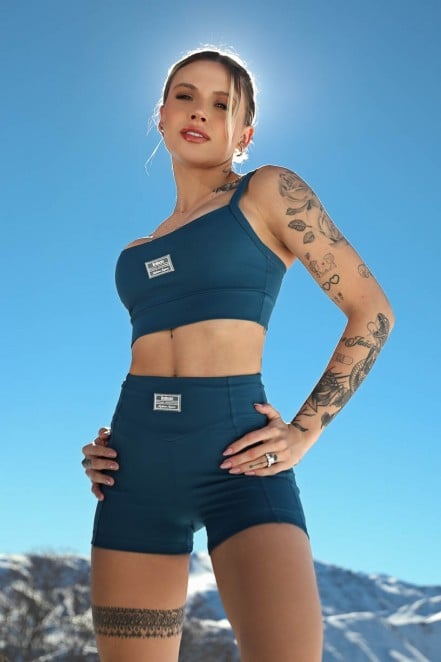 K4201-D_Short_com_Cos_em_V_e_Recortes_Azul_Petroleo__Ref:_K4201-D