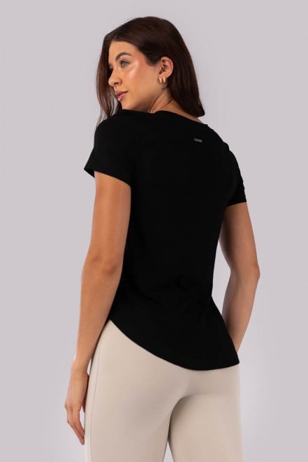 Blusa com Barra Arredondada (Preto) | Ref: K4546-B