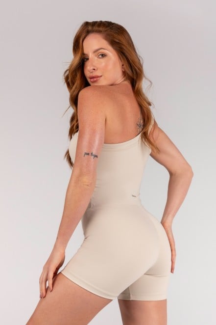 K4643-B_Macaquinho_Assimetrico_Ombro_So_com_Alca_Larga_Off-White__Ref:_K4643-B