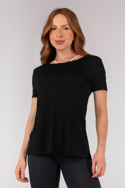 K4673-A_Camiseta_com_Abertura_nas_Costas_Preto__Ref:_K4673-A