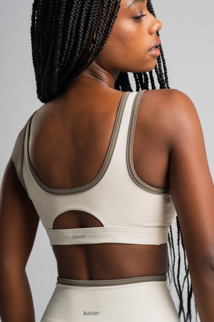 K4514-B_Top_com_Alcas_Largas_e_Abertura_nas_Costas_Off-White__Oliva__Ref:_K4514-B