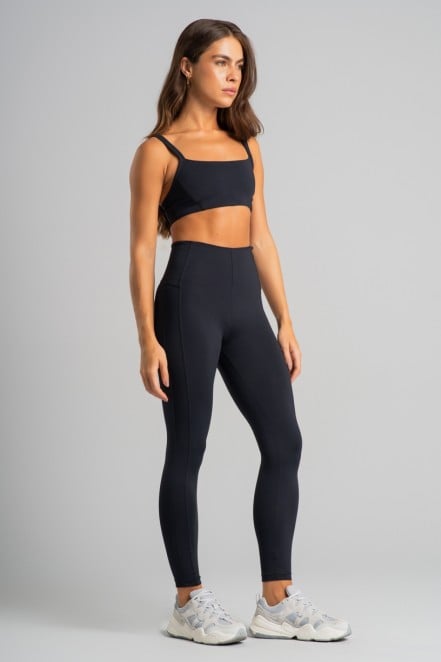 K4828-B_Calca_Legging_sem_Cos_Aparente_e_Recorte_Lateral_Preto__Ref:_K4828-B