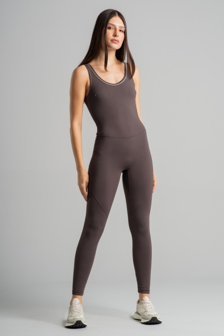K4868-A_Macacao_com_Vivo_Contrastante_no_Decote_Trufa__Off-White__Ref:_K4868-A