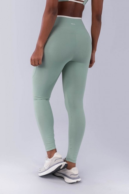Calça Legging com Bolsos e Vira Contrastante (Verde Claro / Off-White) | Ref: K4499-A
