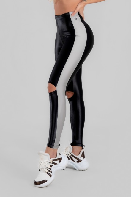 Calça Legging com Faixa Lateral e Abertura nos Joelhos (Preto / Prata) | Ref: K2970-A