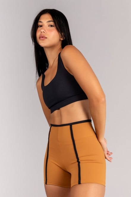 K4697-A_Short_com_Cos_de_Vira_e_Chapados_Amendoa__Preto__Ref:_K4697-A