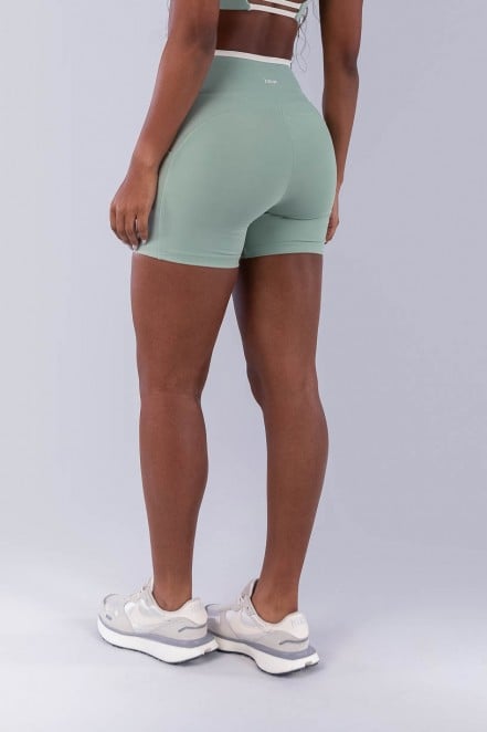 Short com Bolsos e Vira Contrstantes (Verde Claro / Off-White) | Ref: K4500-A