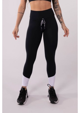 Calça Legging com Recorte Triangular (Preto / Branco) | Ref: K3582-A