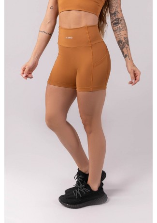 Short com Bolsos e Recorte em V nas Costas (Marrom) | Ref: K3911-C