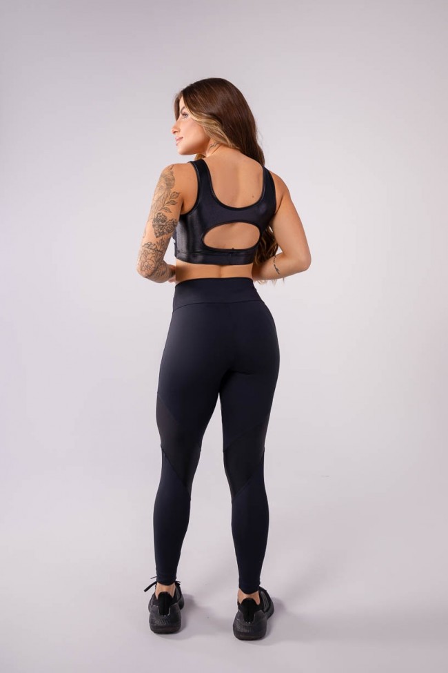 Legging preta com recortes 2025
